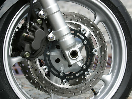 Yamaha_FZ6_Fazer_2004_freinsAV_stmz.jpg